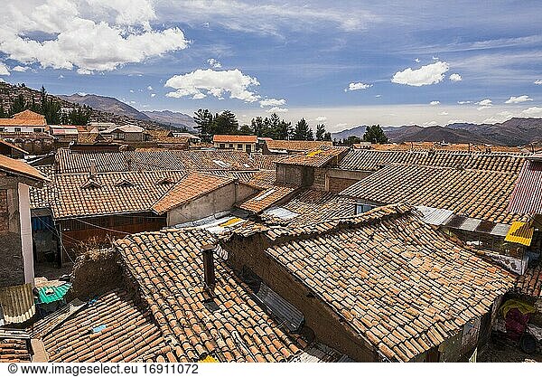 Rote Ziegeldächer in Cusco (auch bekannt als Cuzco  Quscsu und Quosco)  Region Cusco  Peru