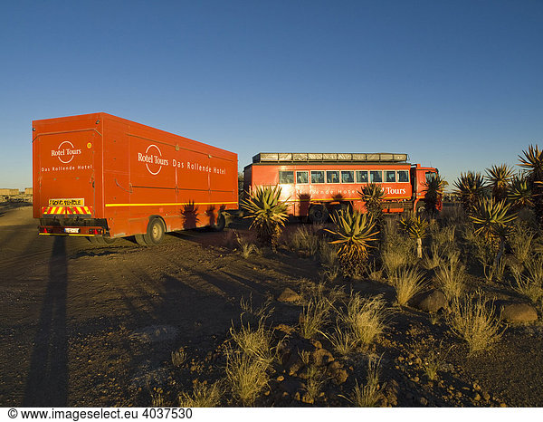 Rotel Reisebus im Abendlicht am Garas Camping bei Keetmanshoop  Namibia  Afrika