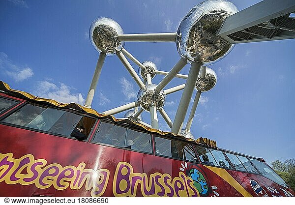 Roter Bus von City Sightseeing Brüssel fährt unter dem Atomium  einem Gebäude in Brüssel  das ursprünglich für die Expo 58  die Weltausstellung 1958 in Belgien  errichtet wurde