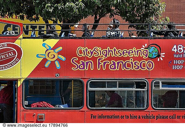 Roter Doppeldeckerbus mit Fahrgästen und Werbung für Sightseeing  Downtown  San Francisco  Kalifornien  USA  Nordamerika