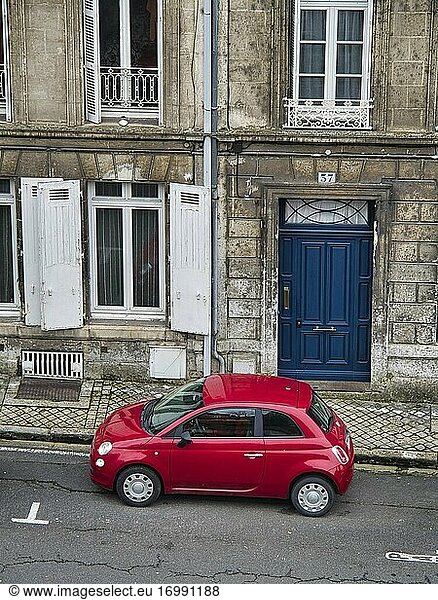 Roter Fiat 500 geparkt auf der Avenue President Wilson  Angouleme  Departement Charente  Nouvelle-Aquitaine  Frankreich.