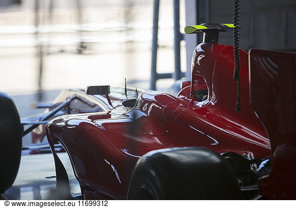 Roter Formel-1-Rennwagen in der Werkstatt