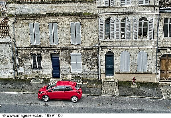 Rotes Auto geparkt auf der Avenue President Wilson  Angouleme  Departement Charente  Nouvelle-Aquitaine  Frankreich.