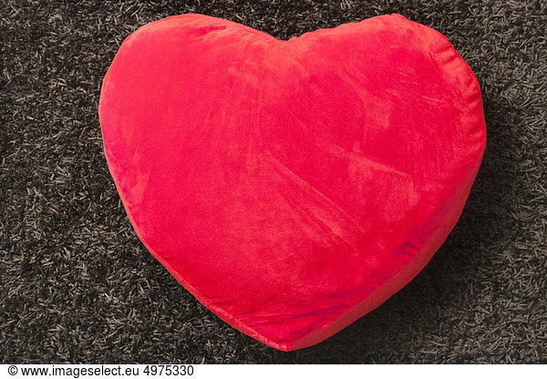 rotes Kissen mit Herzform