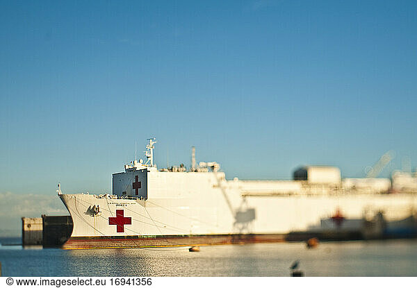 Rotes Kreuz Schiff auf dem Meer.