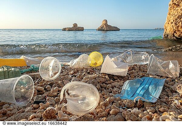 ROTES MEER  SHARM EL SHEIKH  ÄGYPTEN - 18-26. OKTOBER 2020: Plastikmüll und Gesichtsmasken am Strand in der Brandungszone. Das Coronavirus COVID-19 trägt zur Umweltverschmutzung bei  da weggeworfene gebrauchte Masken die Strände des Roten Meeres zusammen mit Plastikmüll verschmutzen.