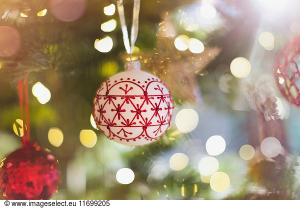 Rotes und weißes Ornament am Weihnachtsbaum