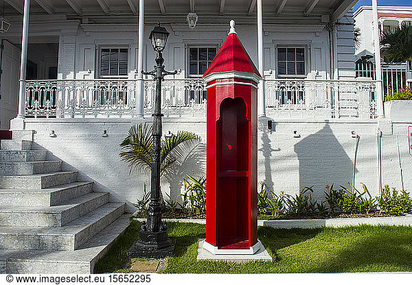 Rotes Wachhaus beim Gouverneurspalast der Amerikanischen Jungferninseln