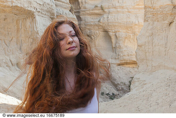 Rothaarige Frau im Windy Canyon