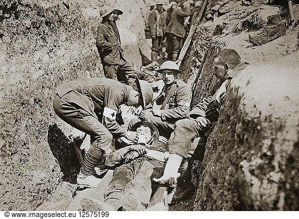 Rotkreuzler in den Schützengräben versorgen einen Verwundeten  Somme-Feldzug  Frankreich  Erster Weltkrieg  1916. Künstler: Unbekannt