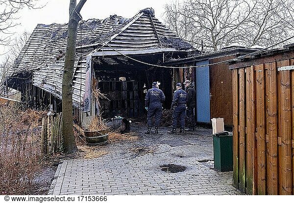 Rotterdam  Niederlande. Ergebnisse und Nachwirkungen eines verheerenden Brandes  bei dem ein Kinderspielplatz zerstört wurde/.