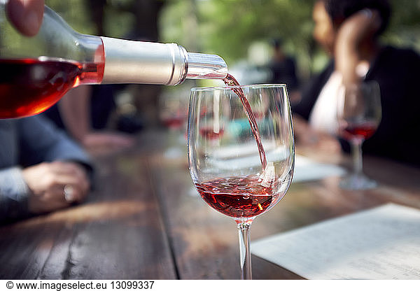 Rotwein in Weinglas auf Holztisch