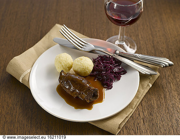 Roulade with red cabbage and dumplings