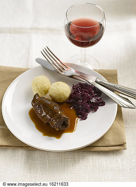 Roulade with red cabbage and dumplings