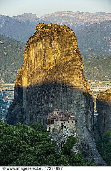 Rousanou Kloster auf Felsen  Meteora Kloster  Morgenlicht  Thessalien  Griechenland  Europa