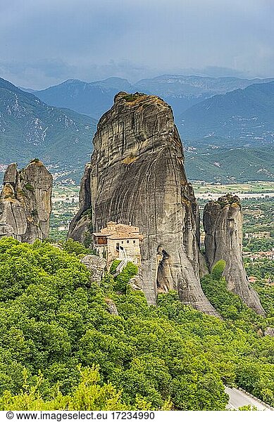 Rousanou Kloster auf Felsen  Meteora Kloster  Thessalien  Griechenland  Europa