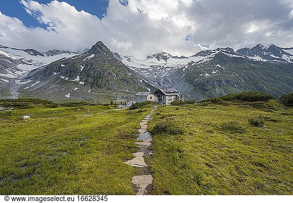 Route to the Berliner Hütte on the Berliner Höhenweg  Steinmandl mountain peak  Waxeggkees and Hornkees glaciers  Zillertal Alps  Zillertal  Tyrol  Austria  Europe