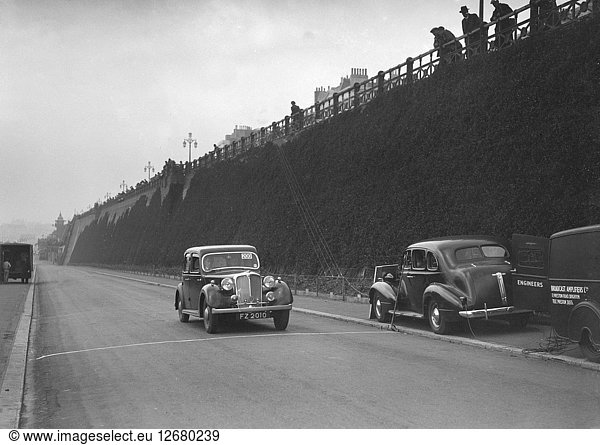 Rover-Limousine von A. Corrie  die an der RAC-Rallye teilnimmt  Madeira Drive  Brighton  1939. Künstler: Bill Brunell.