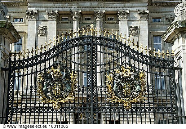 Royal coat of arms on palace gates  Buckingham Palace  City of Westminster  London  England  United Kingdom  Europe