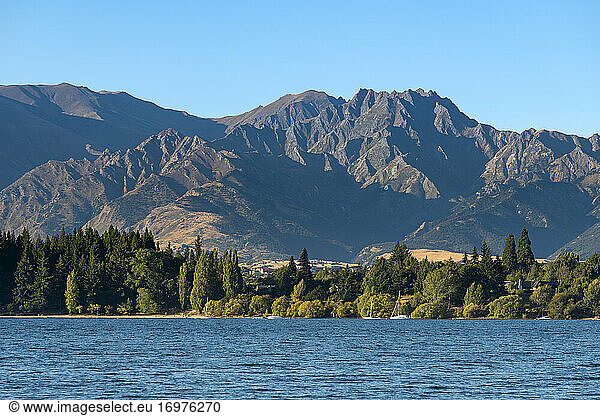 Roys Bay on Wanaka Lake against mountains  Wanaka  Queenstown-lakes District  Otago Region  South Island  New Zealand