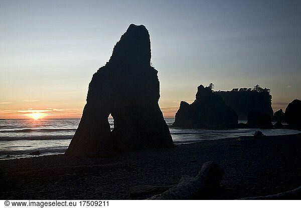 Ruby Beach bei Sonnenuntergang  ein Felsbogen und eine vorgelagerte Insel