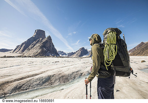 Rucksacktourist blickt hinauf zu seinem nächsten Ziel  dem Mount Asgard in Kanada.