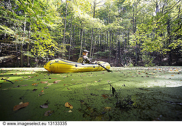 Ruderboot auf Sumpf im Wald