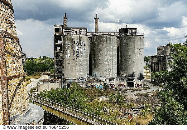 Ruderdsdorf  Deutschland. Vor den Toren Berlins wurde eine Stein- und Rohstoffverarbeitungsfabrik aus dem 19. Jahrhundert in ein Museum umgewandelt  das 150 Jahre alte Industrietechnik zeigt.