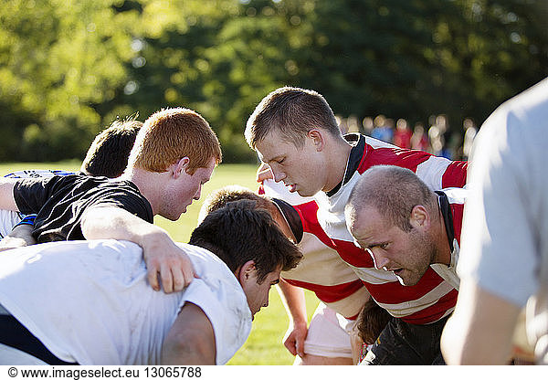 Rugby-Team bildet Gedränge auf dem Spielfeld