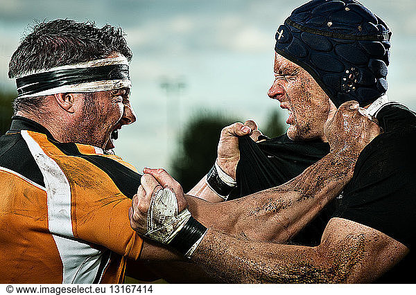 Rugbyspieler  die miteinander ringen