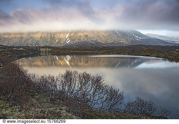 Ruhige Aussicht auf Berg und See Bleik Andenes Vesteralen Norwegen
