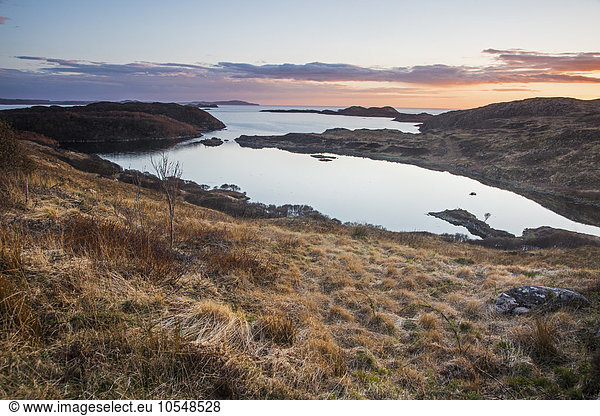Ruhige Meeresbucht bei Sonnenuntergang  Schottland