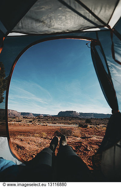 Ruhige Sicht der Landschaft gegen den Himmel mit Wanderer im Zelt