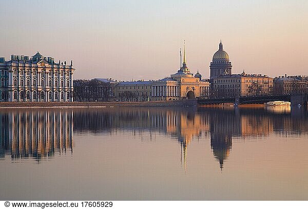 Ruhige Szene mit der Kuppel der Isaakskathedrale  der Admiralität und der Eremitage  die sich in der Newa spiegeln  St. Petersburg  Russland  Osteuropa  Europa