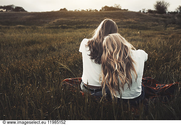 Ruhige Teenager-Schwestern in weißen T-Shirts im ländlichen Raum