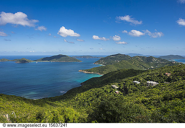 Ruhiger Blick auf das karibische Meer vor blauem Himmel  Britische Jungferninseln
