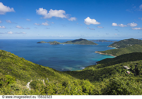 Ruhiger Blick auf das karibische Meer vor blauem Himmel  Tortola  Britische Jungferninseln