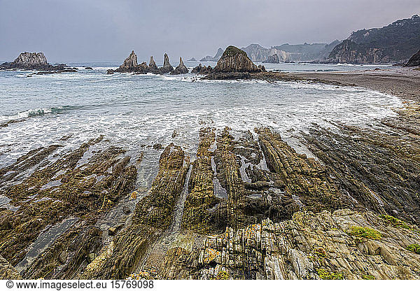 Ruhiger felsiger Meeresstrand Gueira Beach Asturias Spanien
