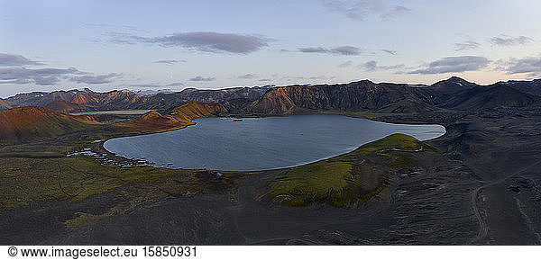 Ruhiger See umgeben von Bergen