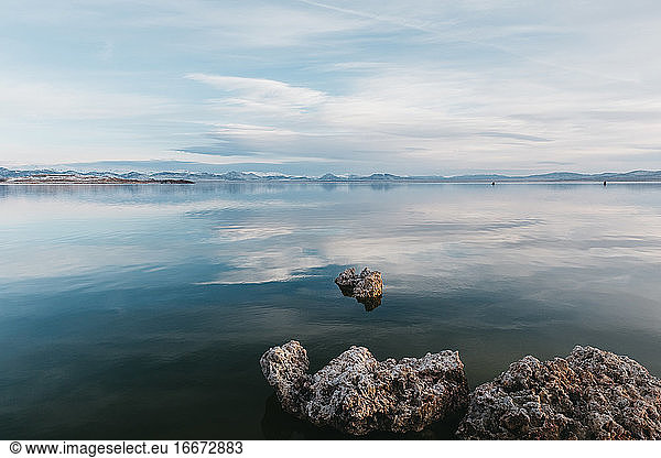 Ruhiger Wintermorgen mit Wolkenreflexionen am Mono Lake  Kalifornien