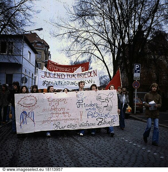 Ruhr area. Youth demonstrates for disarmament 80s J