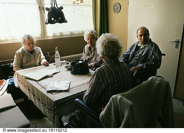 Ruhrgebiet. Bewohner eines Altenheims ca. 1990
