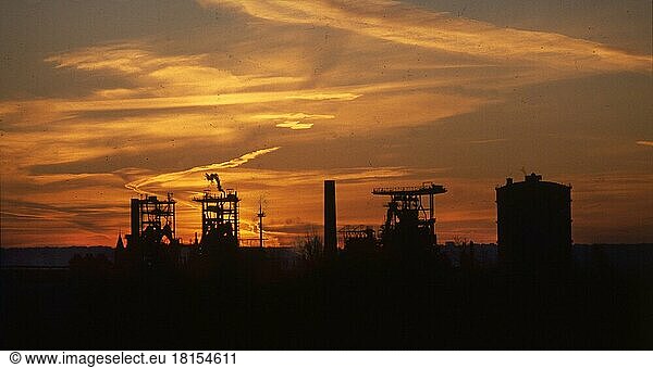 Ruhrgebiet. Landschaft mit Zeche im Abendrot. 1982