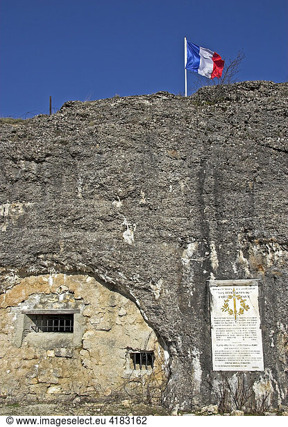 Ruine des Fort Vaux mit Gedenktafel für französische Soldaten  Verdun  Lothringen  Frankreich