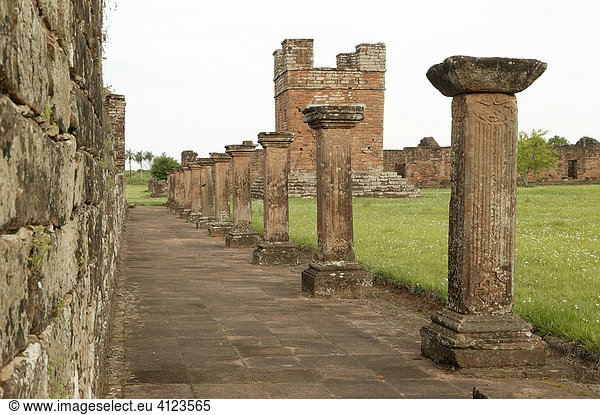 Ruine des Jesuiten-Klosters Trinidat  Säulen des ehemaligen Kreuzganges  Parana  Paraguay  Südamerika