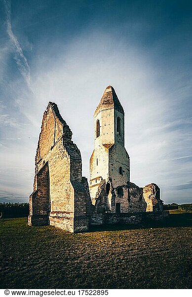 Ruine einer Kirche im Maisfeld. Alter katholisch Kirchturm im Sonnenuntergang  Pusztatorony  Somogyvamos am Balaton  Ungarn  Europa