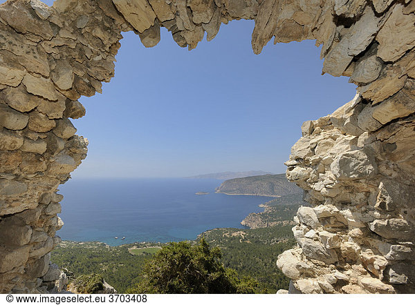 Ruine einer Kirche mit Tonnengewölbe  Burgberg MonÛlithos  Rhodos  Griechenland  Europa