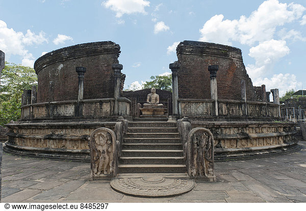 Ruine eines Tempels mit Mondstein und Buddha-Statue  Polonnaruwa  Sri Lanka