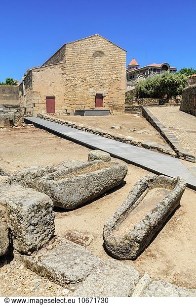 Ruine Kirche reparieren umgeben Ziehbrunnen Brunnen alt Portugal römisch Sarkophag