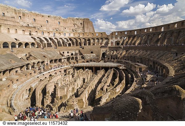 Ruine Kolosseum mit Touristen  Innenansicht  Rom  Italien  Europa